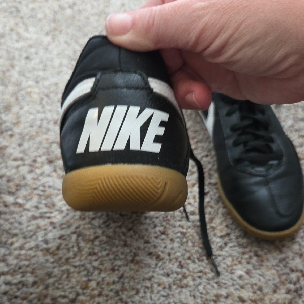 Nike Men's Black and White Indoor Soccer or Futsal Shoes with Tan Sole Size 6 - Picture 6 of 13